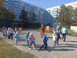 Занятие по физической культуре на прогулке Занятие по физической культуре на прогулке.